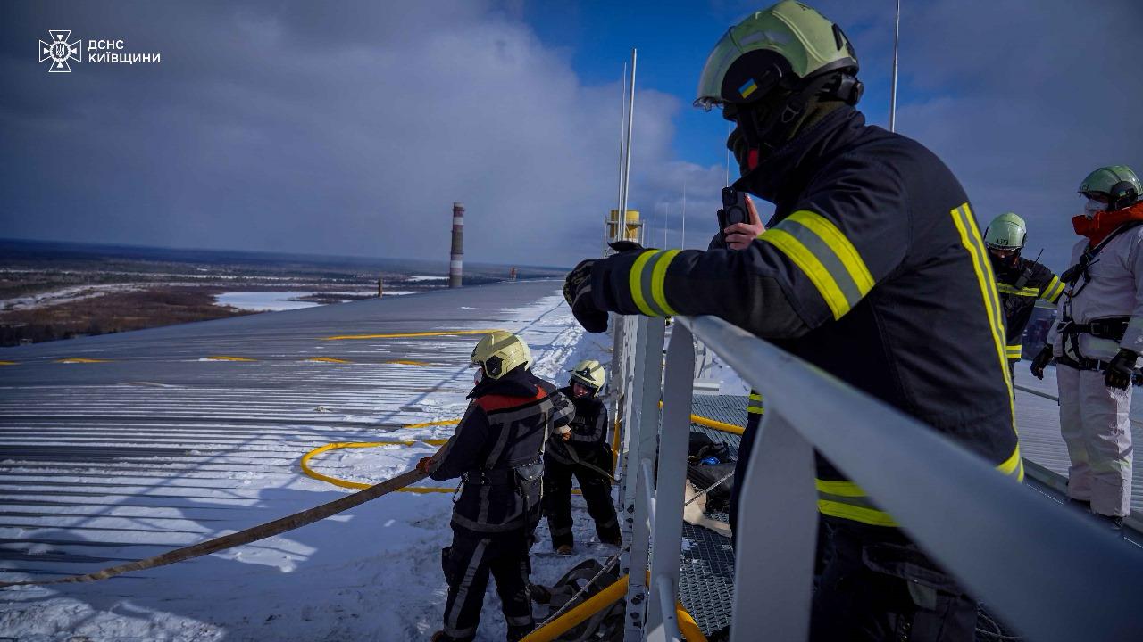 Рятувальники ДСНС досі ліквідовують тління на ЧАЕС після російської атаки