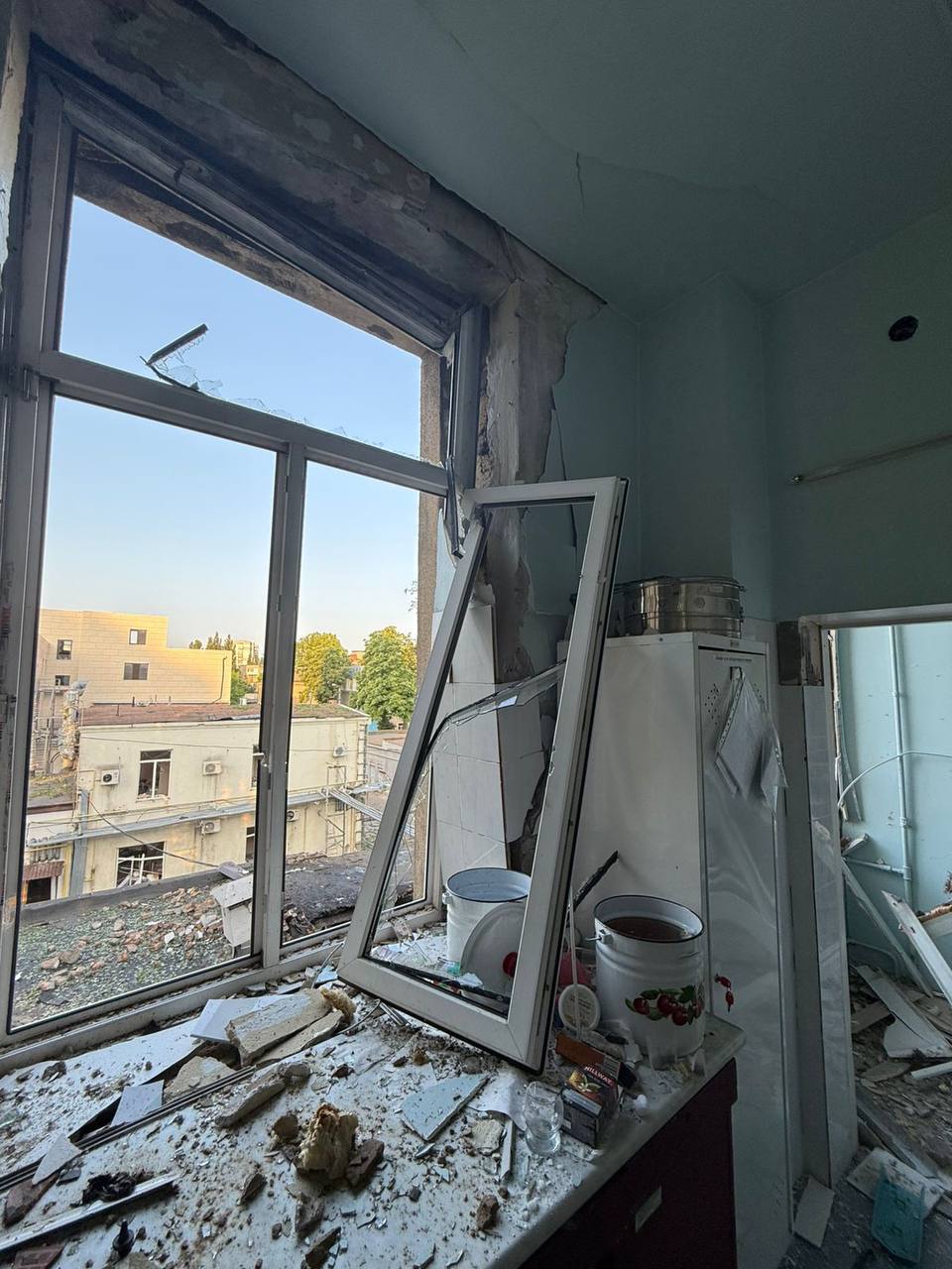 Загинули двоє людей та тварина: ворог атакував пологовий будинок та Одеський зоопарк
