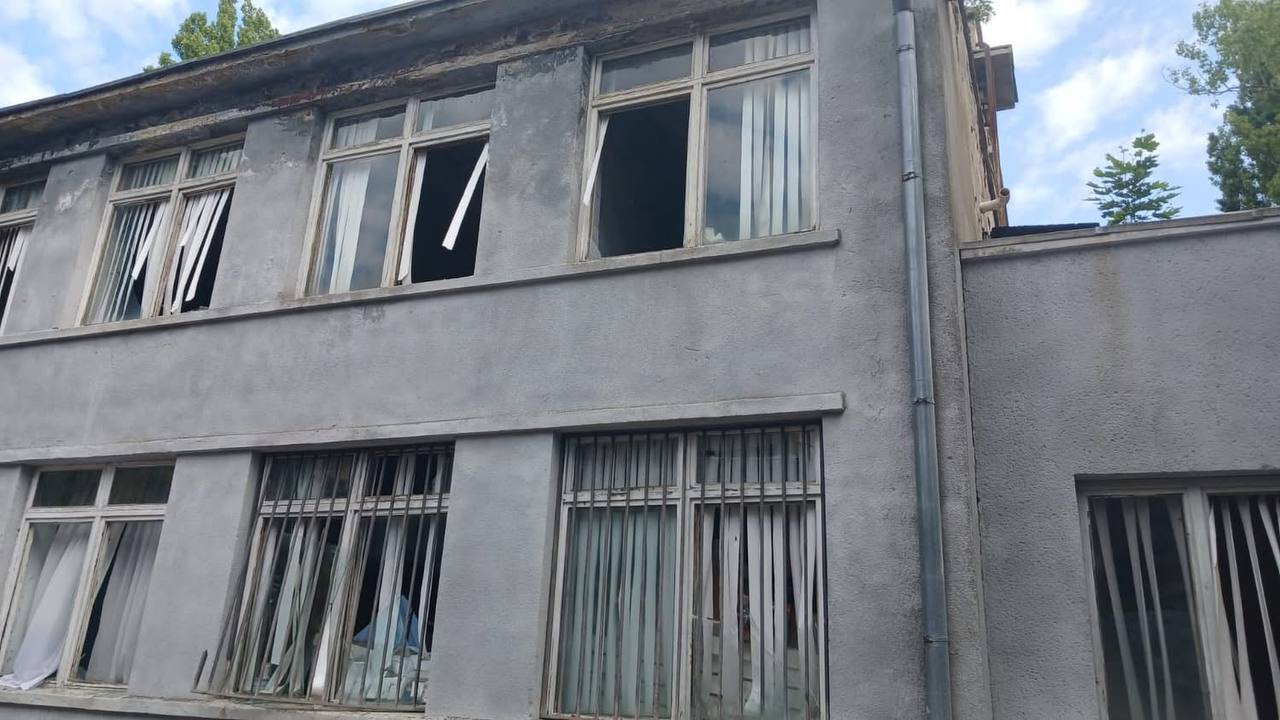 Загинули двоє людей та тварина: ворог атакував пологовий будинок та Одеський зоопарк