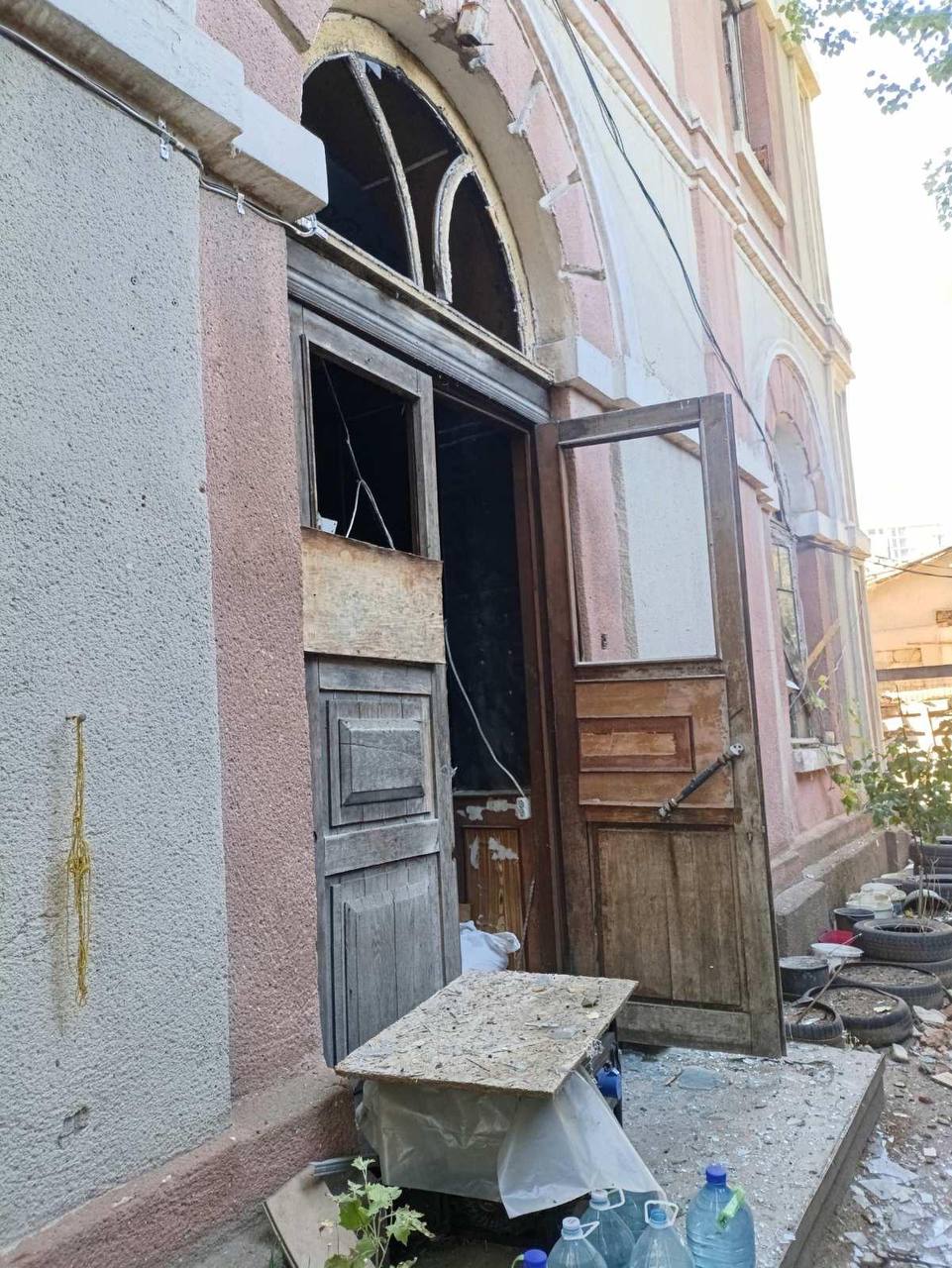 Дрони рф вдарили по історичній синагозі в Одесі: Єврейська громада засудида атаку