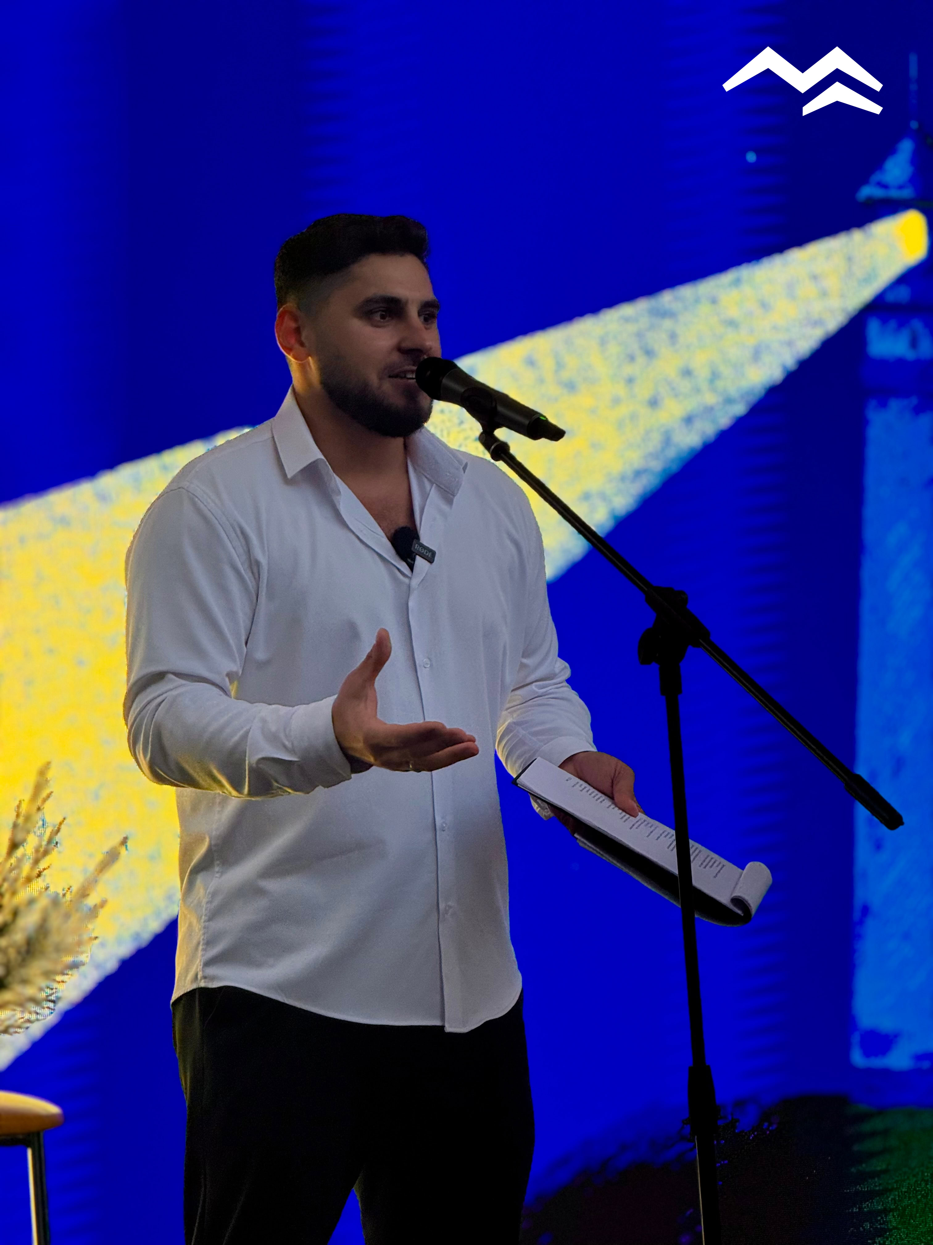 Гроші на ЗСУ за допомогою поезії: Владислав Михайленко презентував поетичну збірку «Маяк»