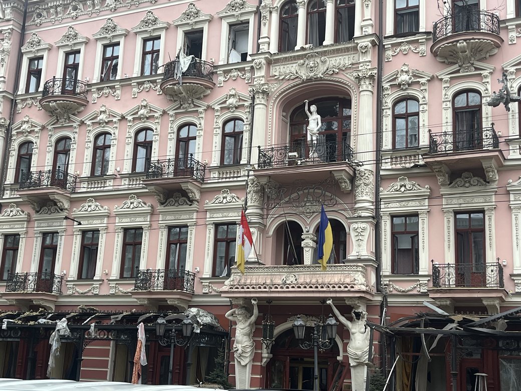 «Кіпіш через статую Брістоля»: що відбувається з відновленням готелю