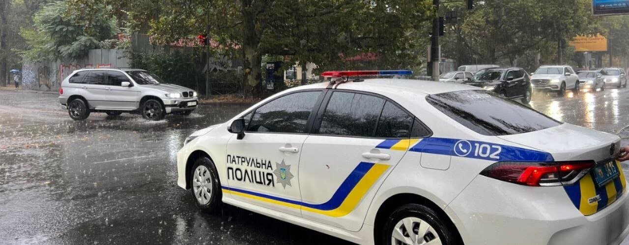 В Одесі через негоду затопило вулиці: де перекрито рух