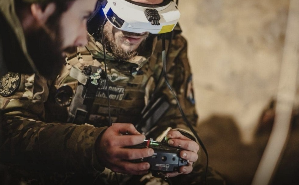 Україна першою у світі почала застосовувати «рої дронів» з ШІ: які неочевидні переваги це дає ЗСУ