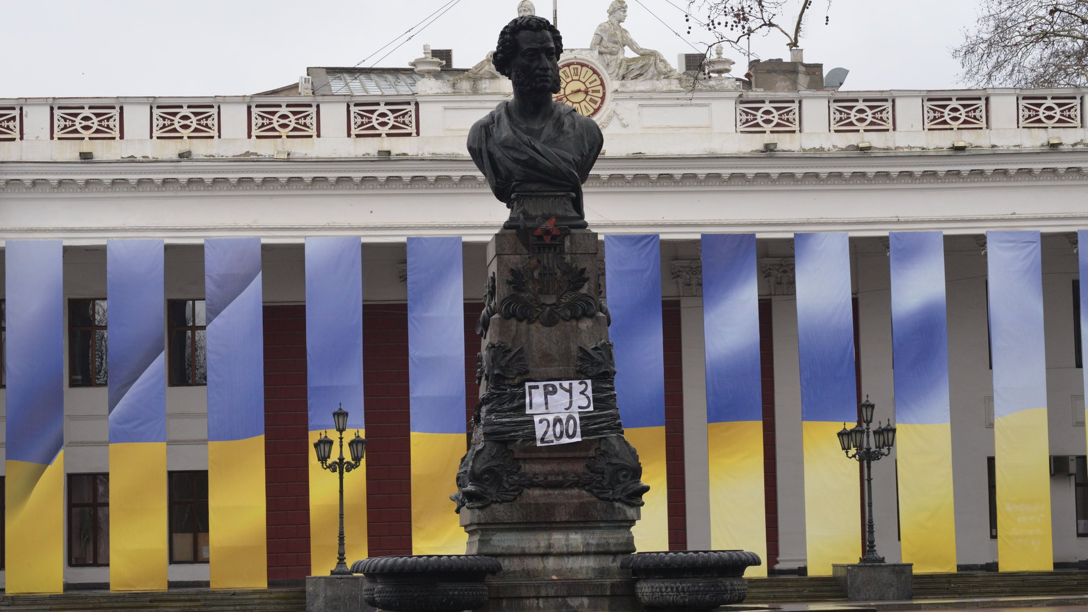 Пам’ятник Пушкіну в Одесі закрили дерев’яними плитами