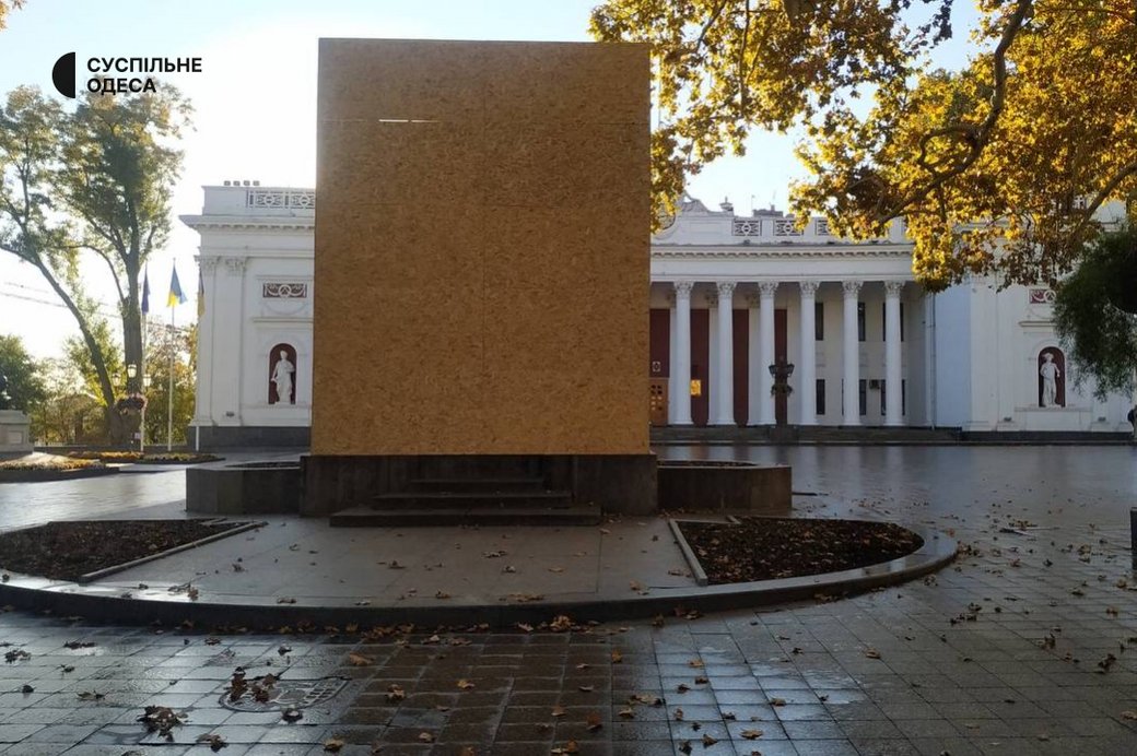 Пам’ятник Пушкіну в Одесі закрили дерев’яними плитами