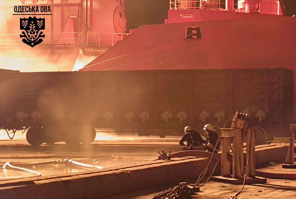 рф знову атакувала Одещину дронами: загорілося обладнання на турецькому судні