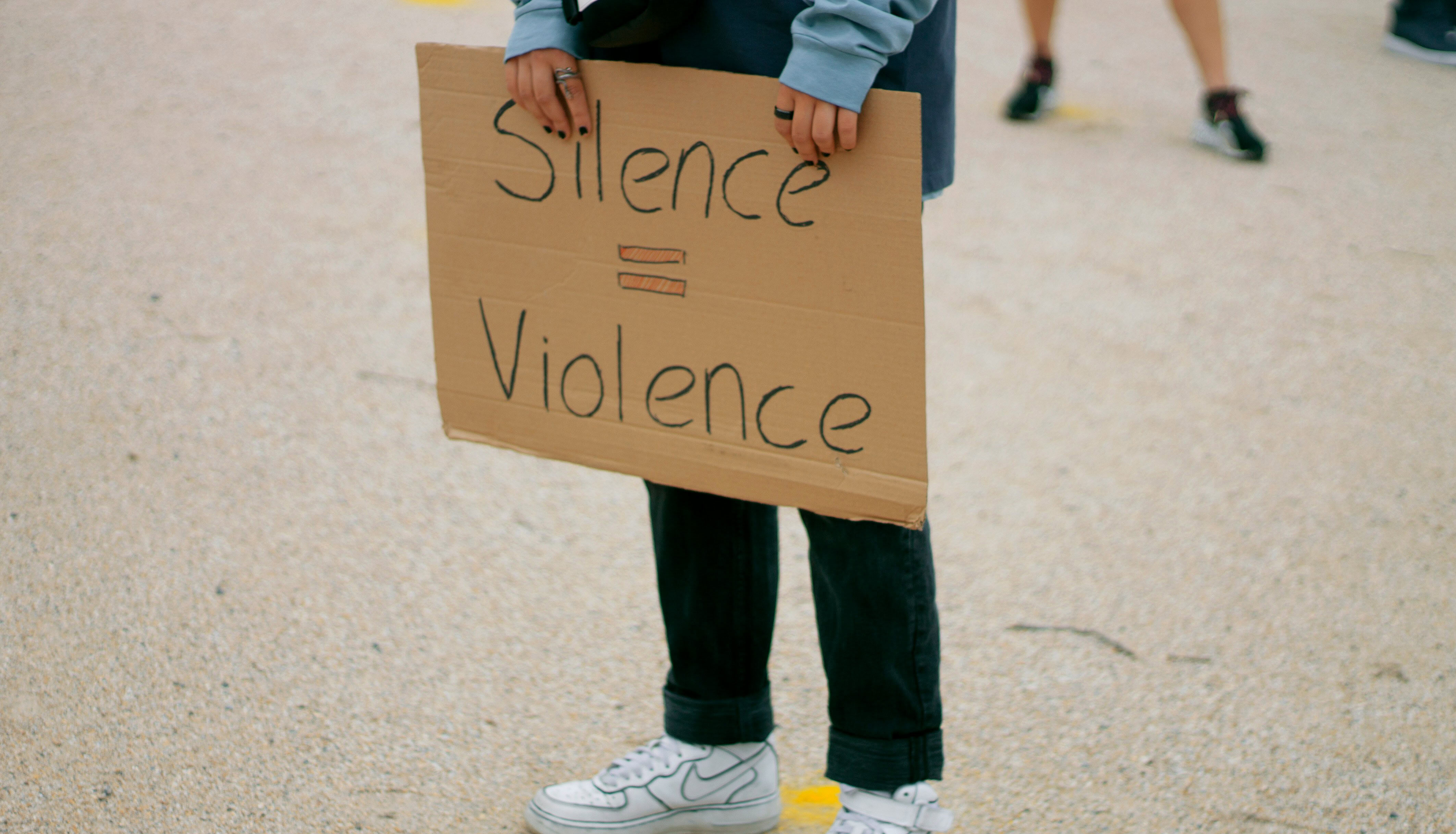 Це не просто сварка: що робити і куди звертатися, якщо ви стикнулися з домашнім насильством