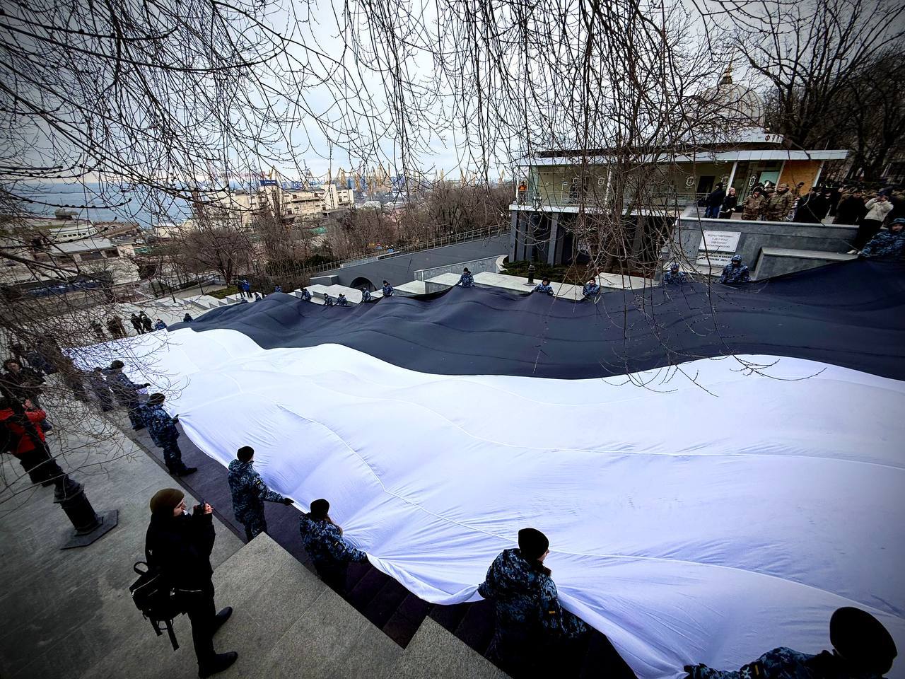 В Одесі підняли чорно-білий прапор: що він означає