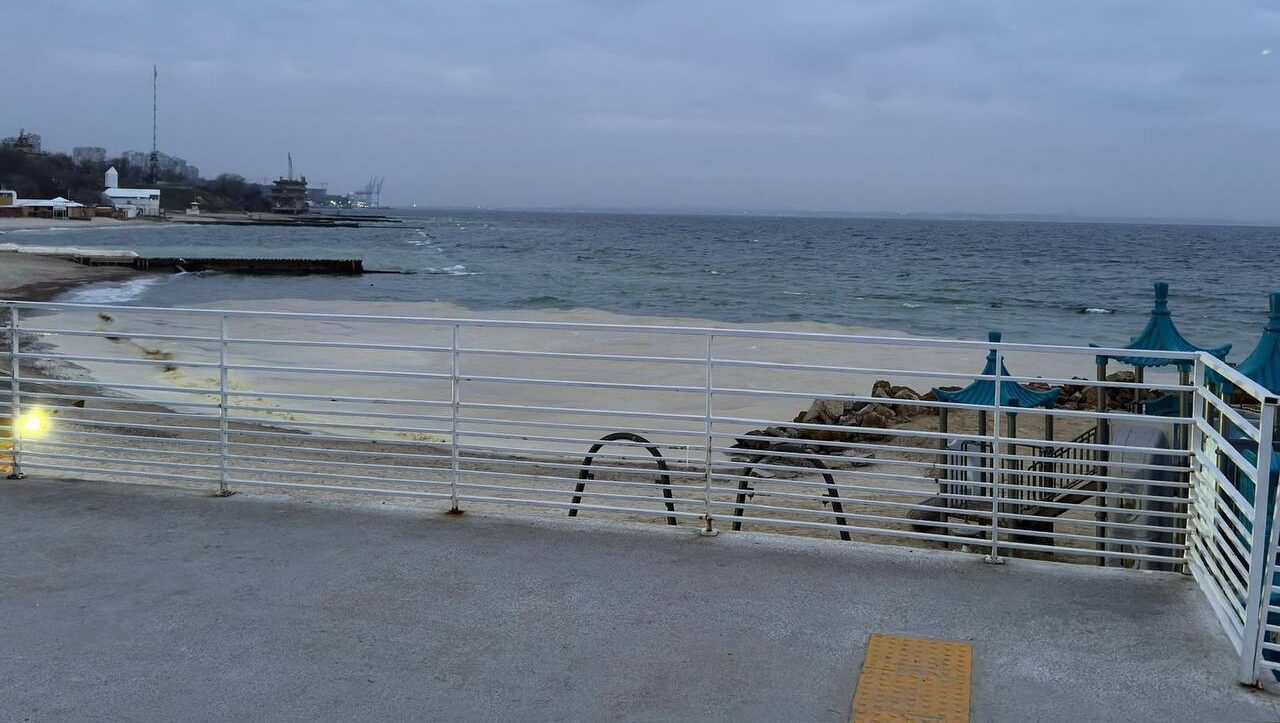 Забруднення узбережжя Одеси після атак рф: пляма олії досягла Санжійки