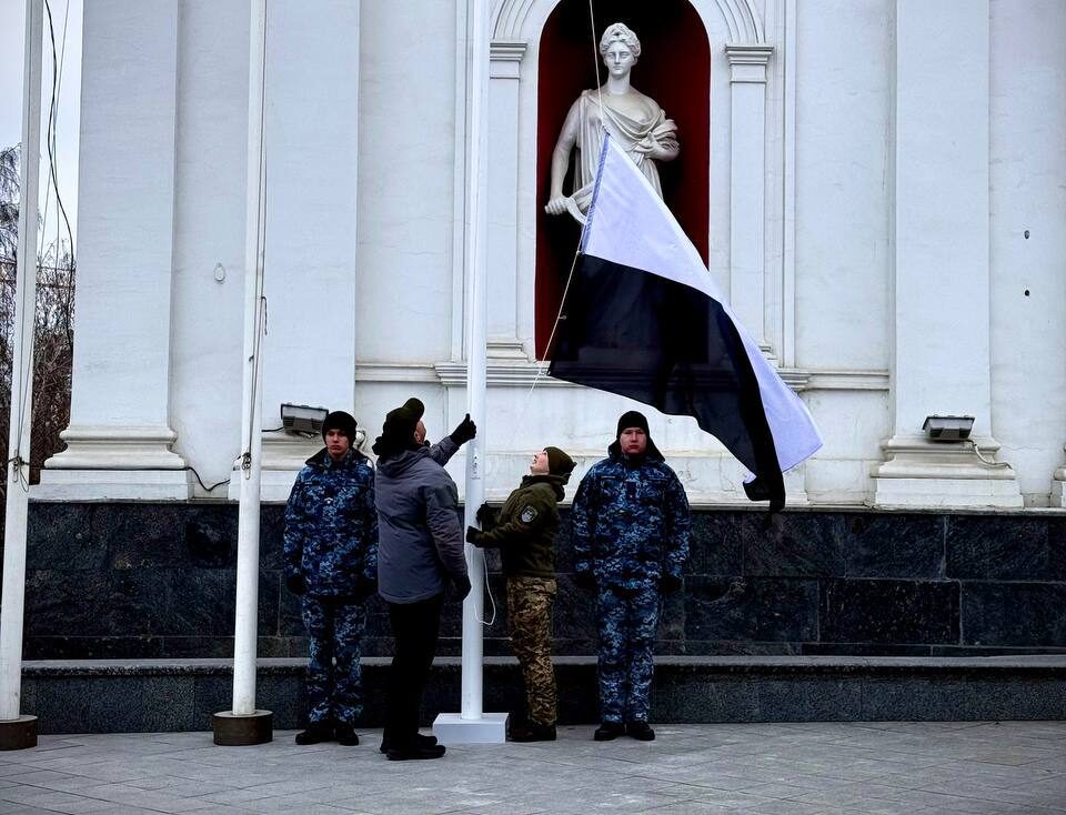 В Одесі підняли чорно-білий прапор: що він означає