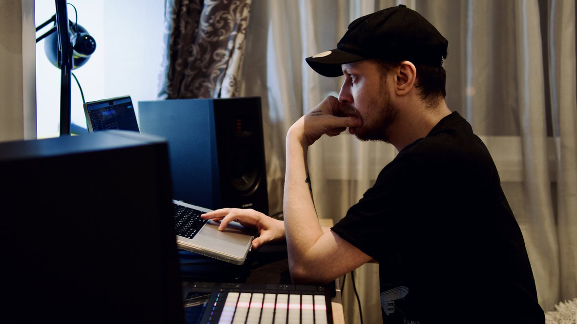 Електронна музика в Одесі та 6 млн гривень для ЗСУ: історія Артура SEKTA