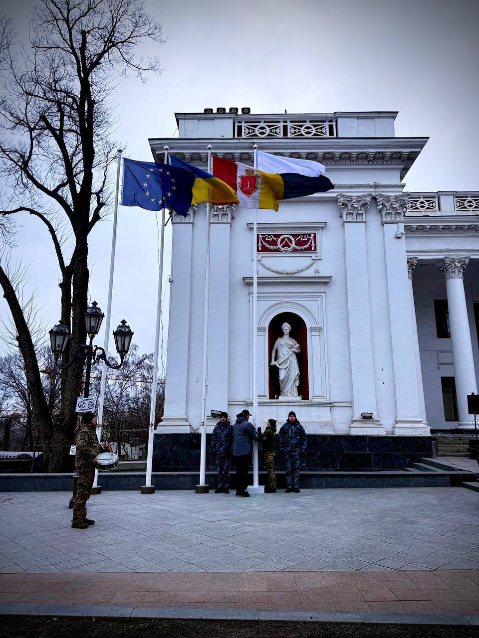 В Одесі підняли чорно-білий прапор: що він означає