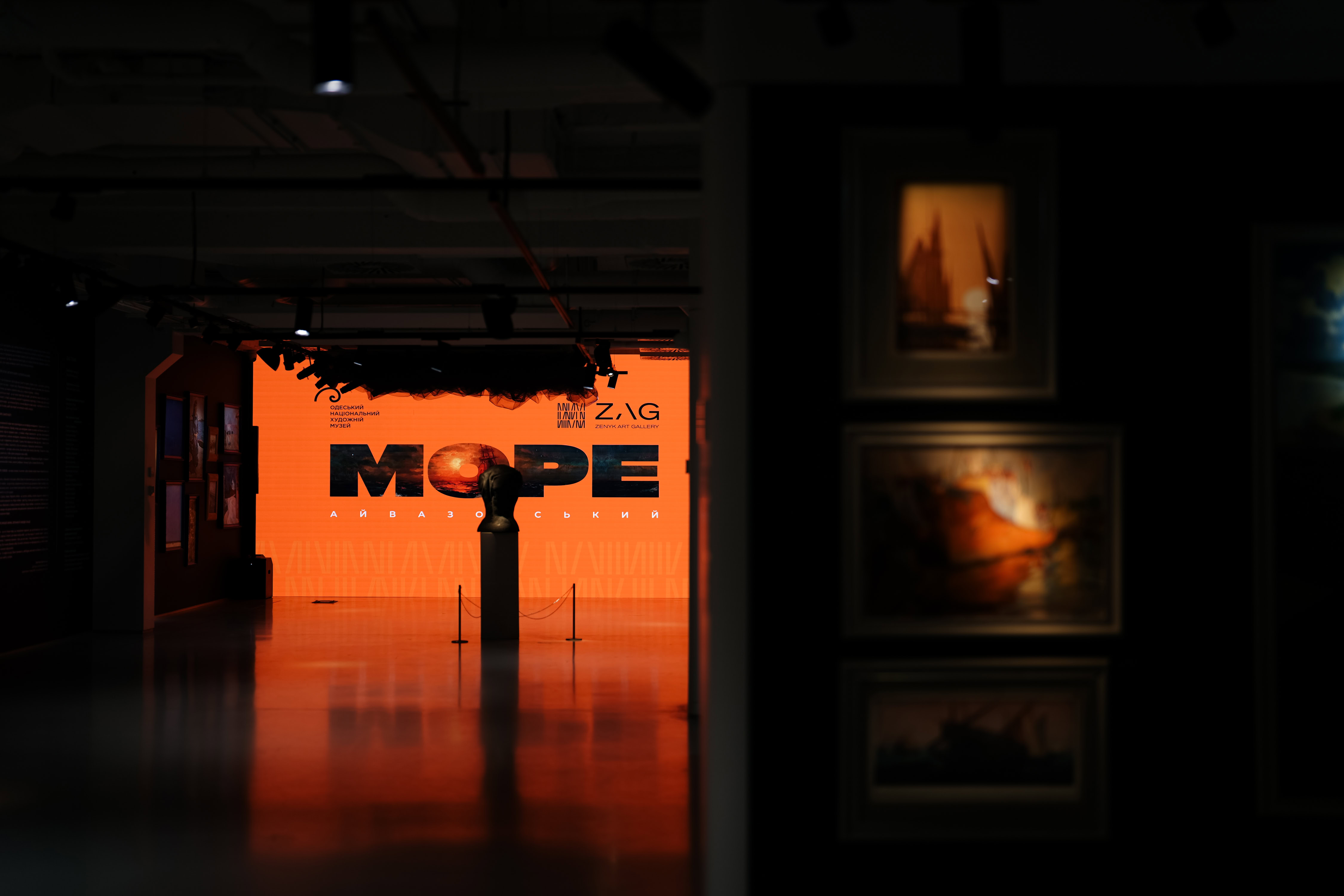 «МОРЕ» у Львові: як виставка ОНХМ повертає українським художникам їхню історію