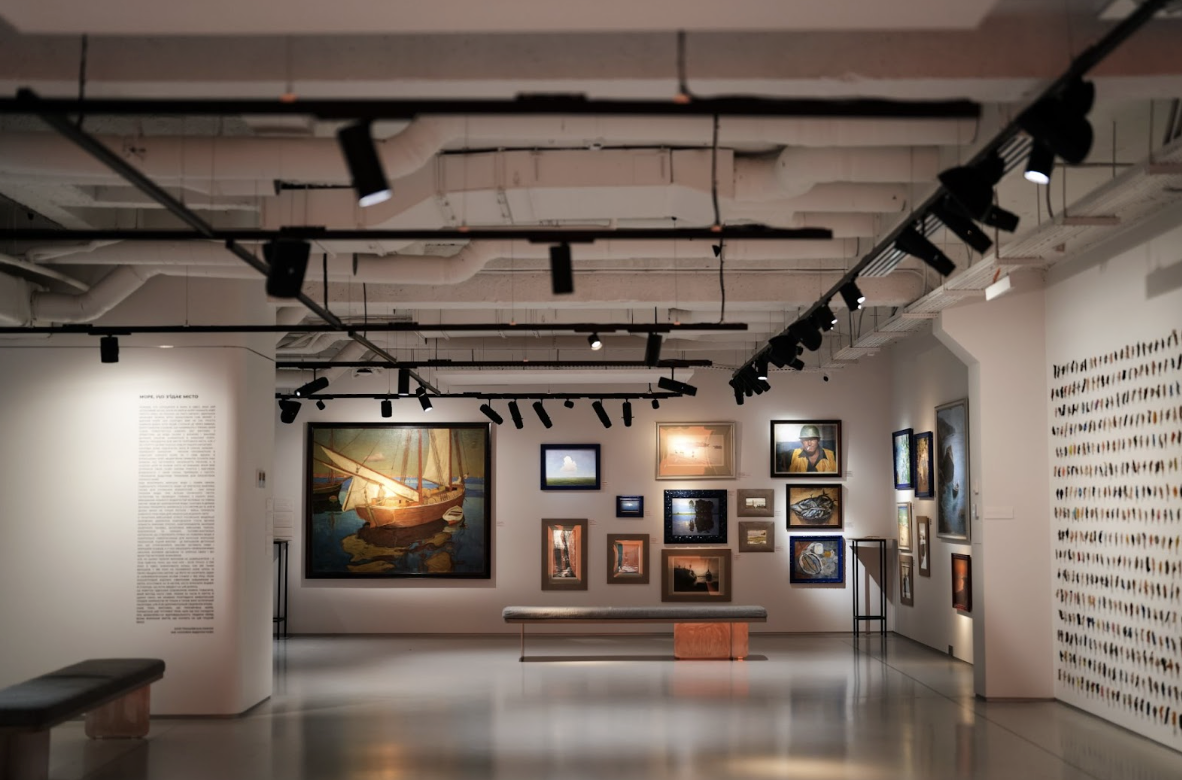 «МОРЕ» у Львові: як виставка ОНХМ повертає українським художникам їхню історію