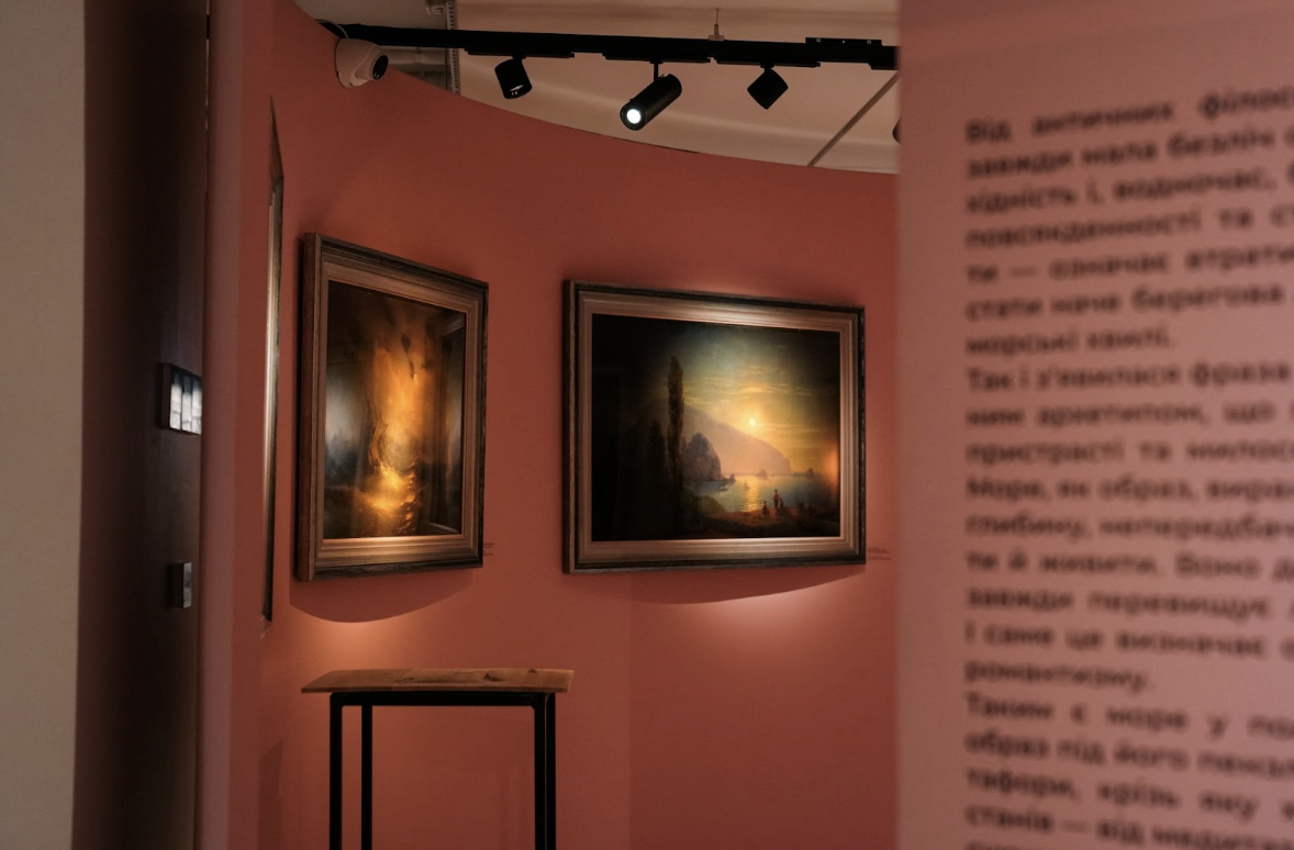 «МОРЕ» у Львові: як виставка ОНХМ повертає українським художникам їхню історію