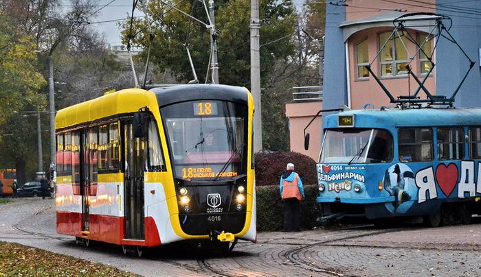 Місяць без електротранспорту в Одесі: чому чекати на автобуси доводиться годинами і коли повернуться трамваї