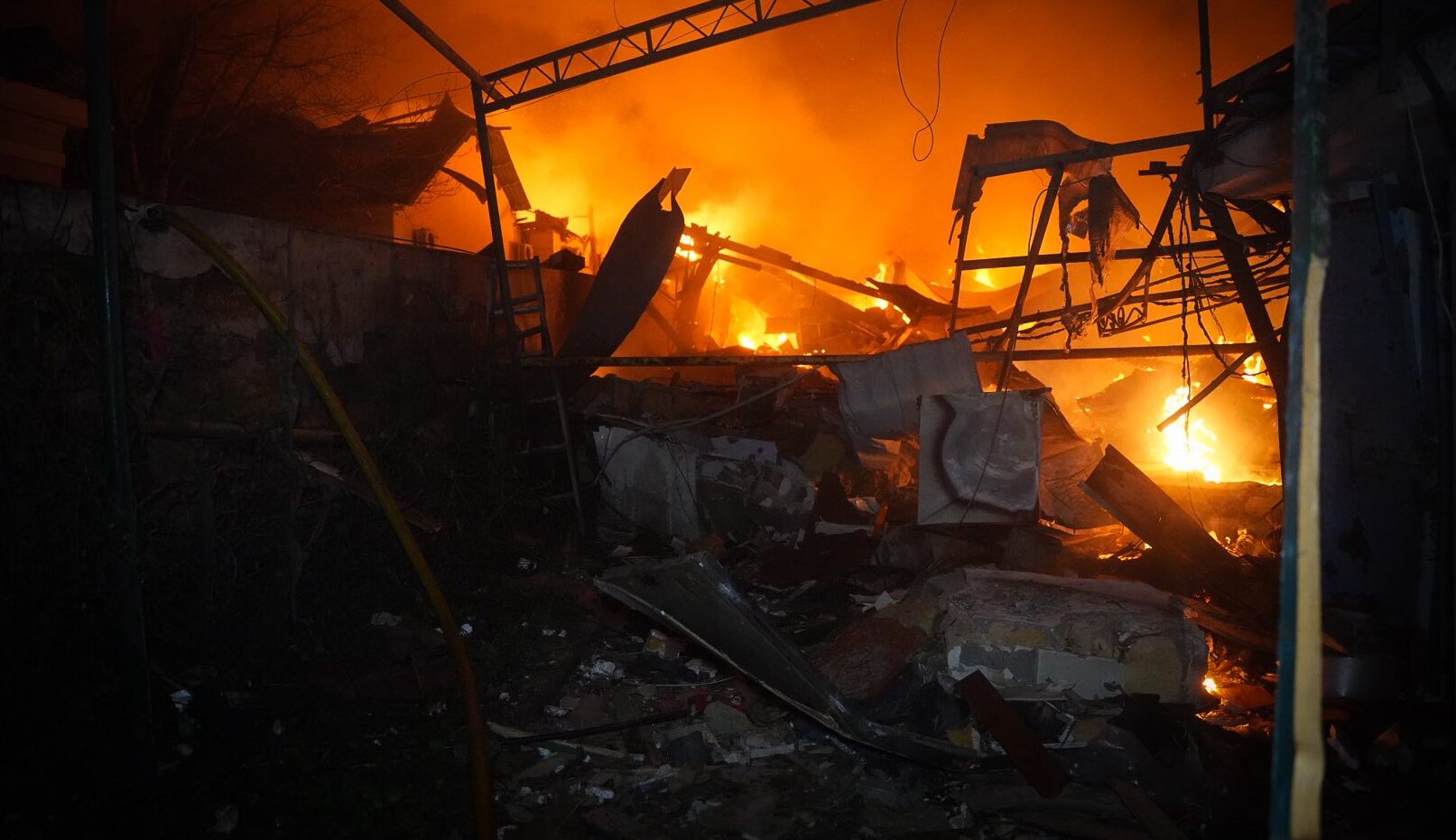 рф вночі 28 січня вдарила по території порту на Одещині: які руйнування