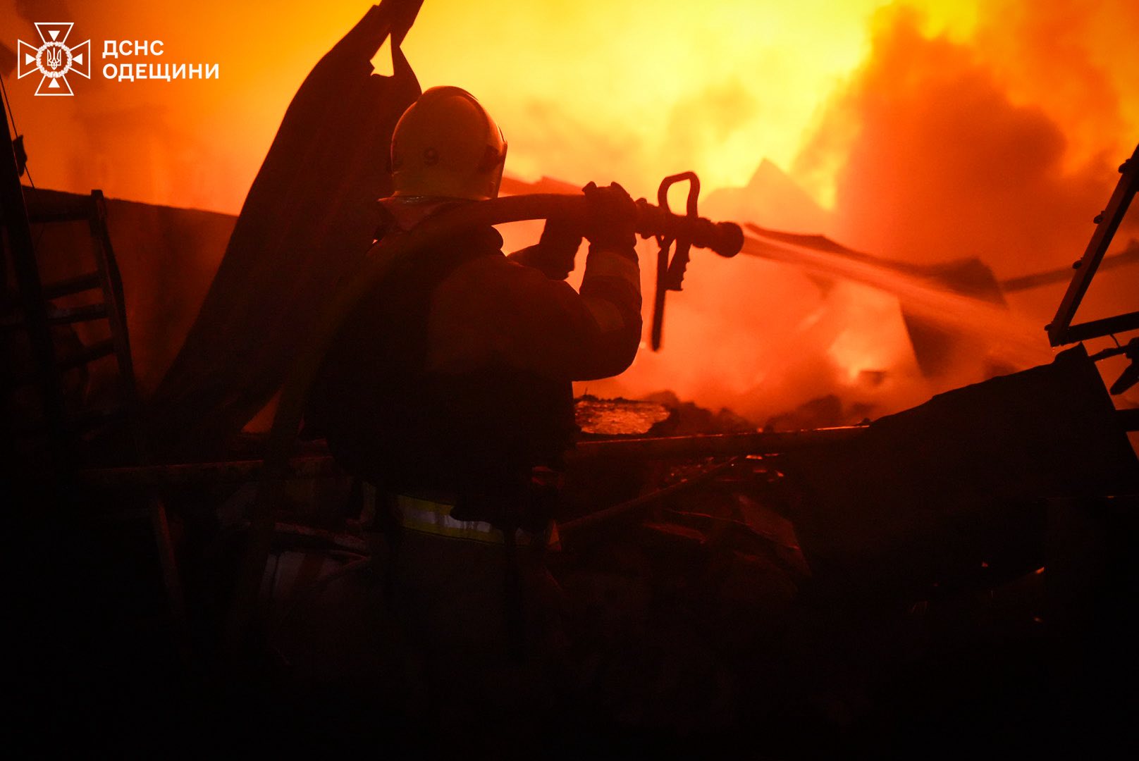 рф вночі 28 січня вдарила по території порту на Одещині: які руйнування