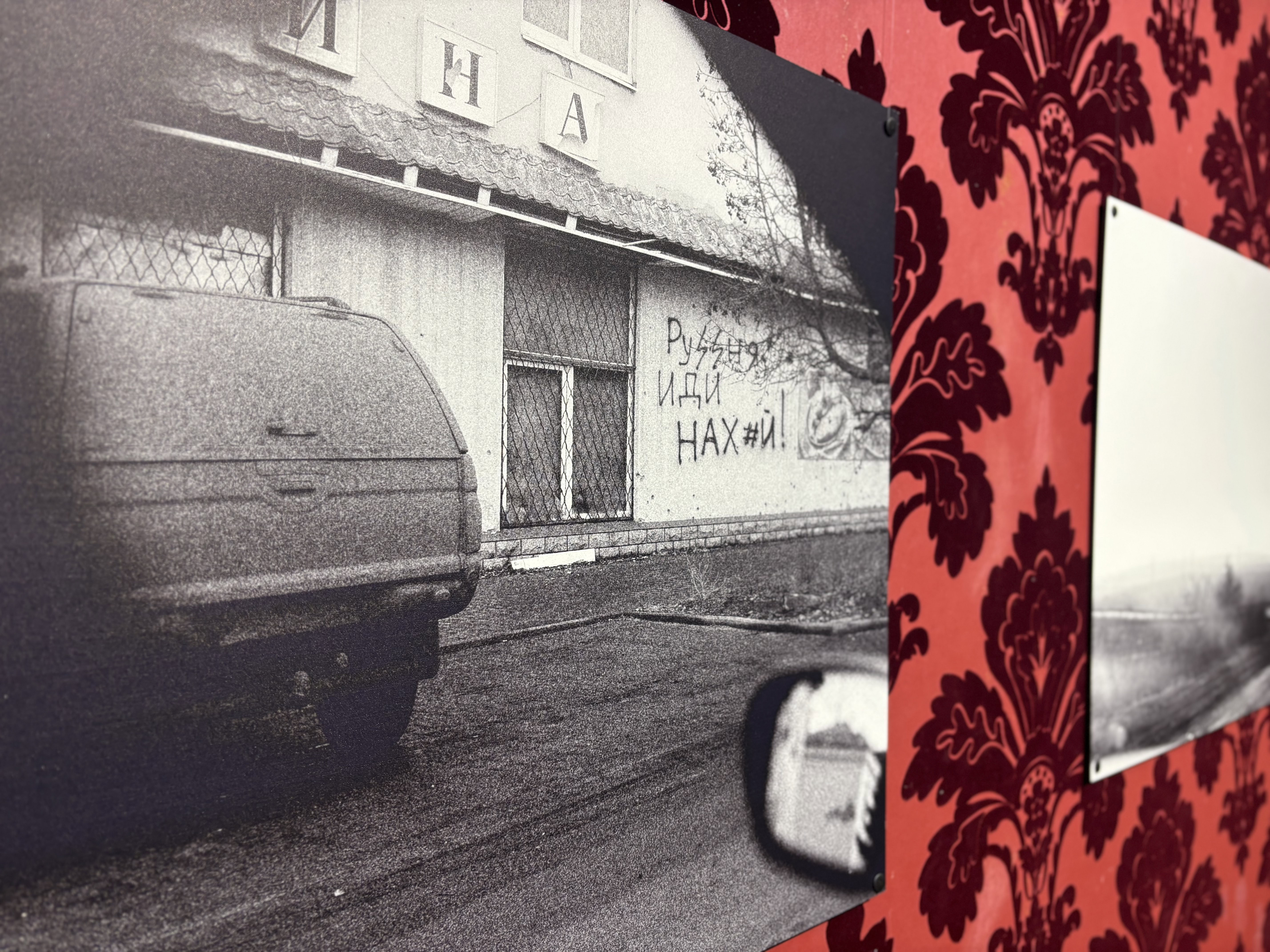 Дорога як щоденник війни: в Одесі відкрилася благодійна виставка Віктора Голікова