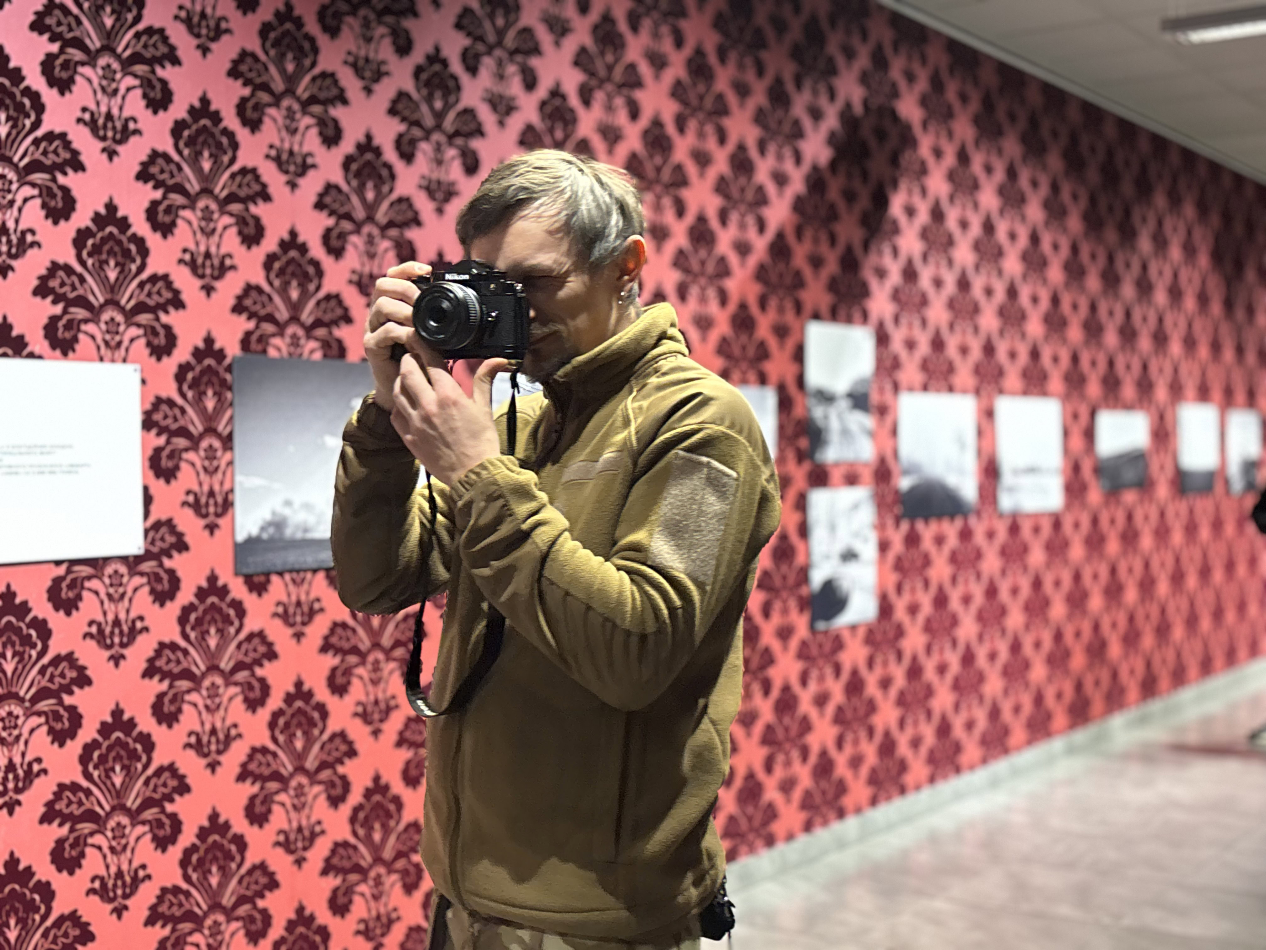 Дорога як щоденник війни: в Одесі відкрилася благодійна виставка Віктора Голікова