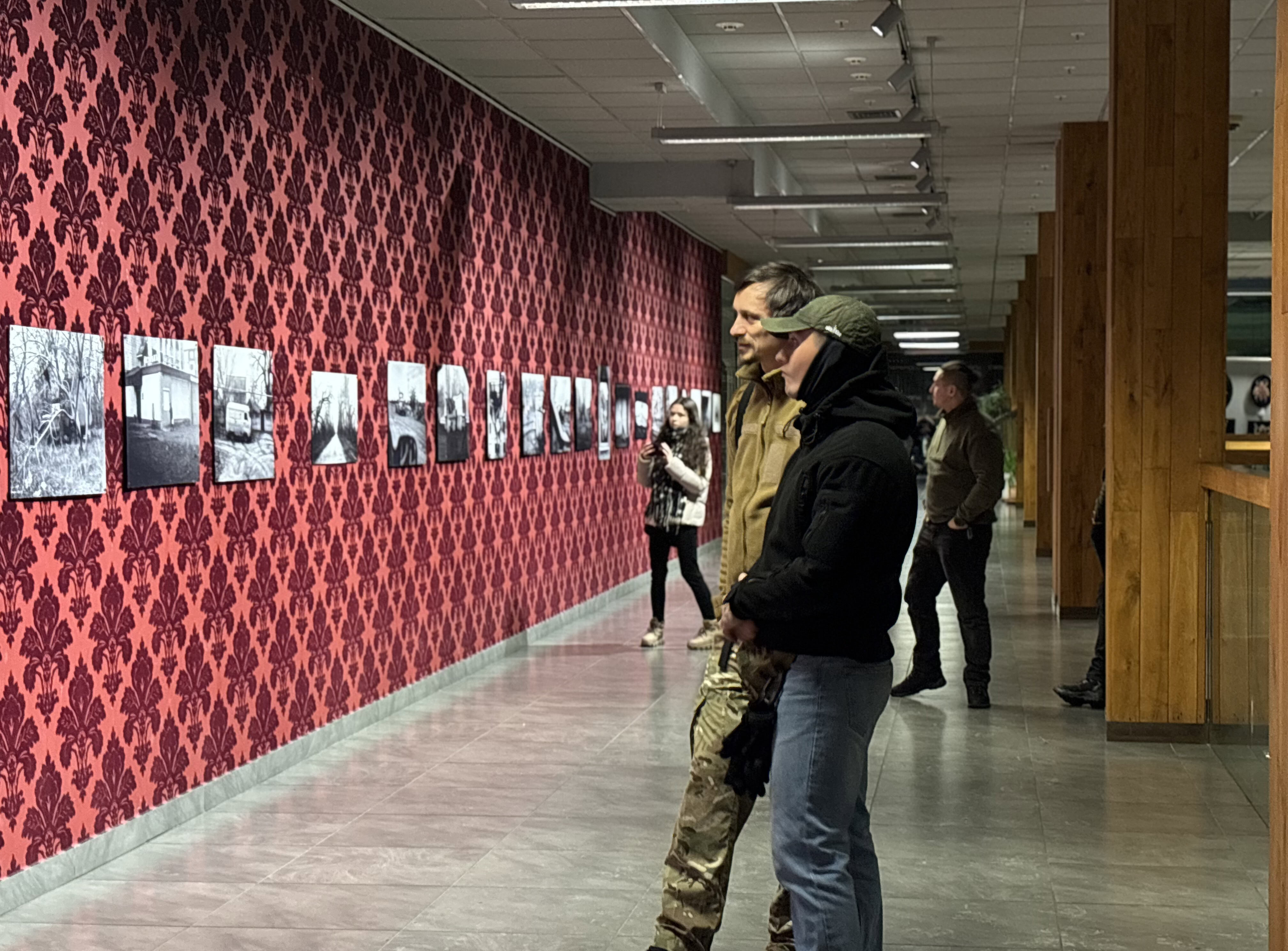 Дорога як щоденник війни: в Одесі відкрилася благодійна виставка Віктора Голікова