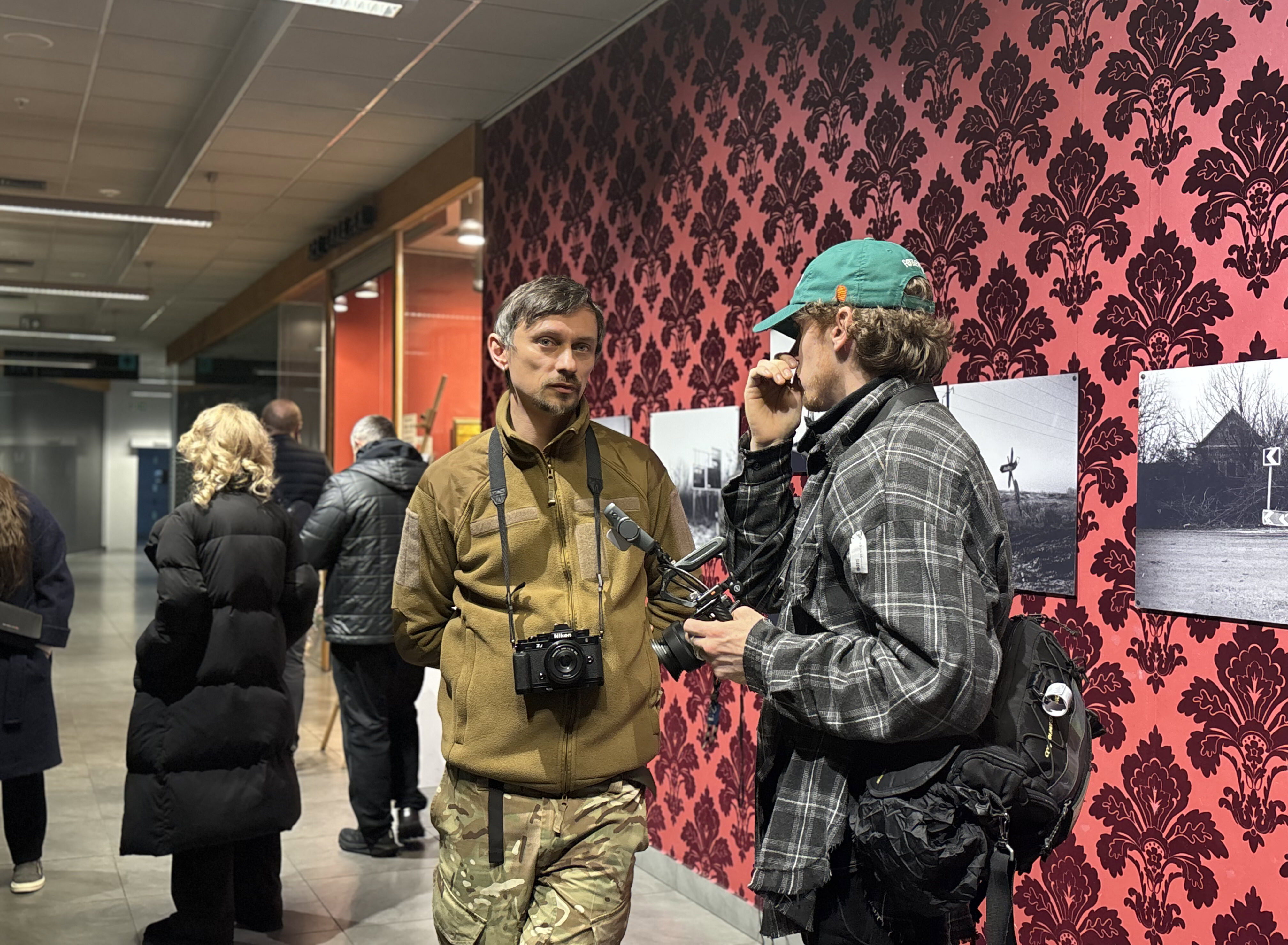 Дорога як щоденник війни: в Одесі відкрилася благодійна виставка Віктора Голікова