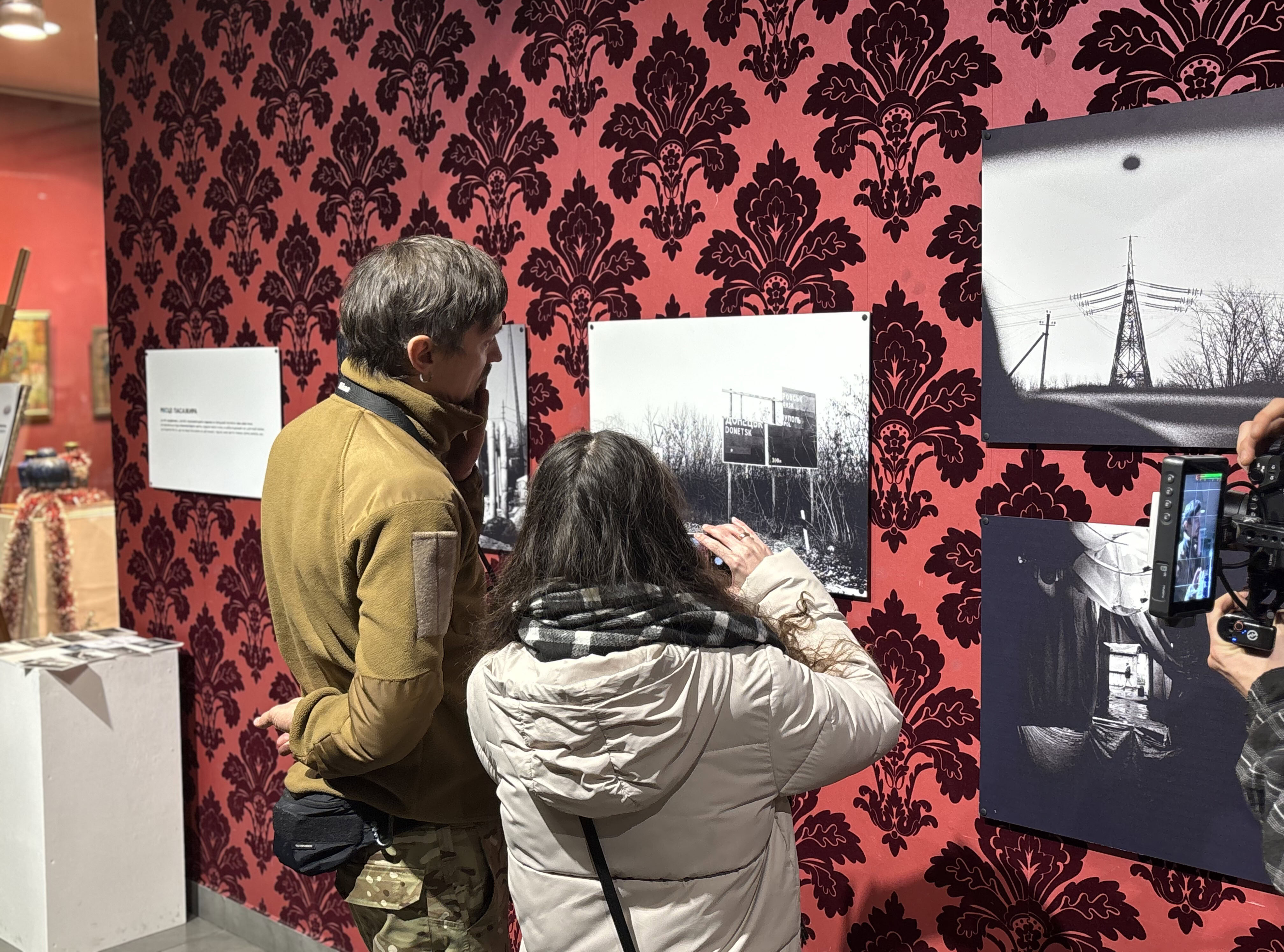 Дорога як щоденник війни: в Одесі відкрилася благодійна виставка Віктора Голікова