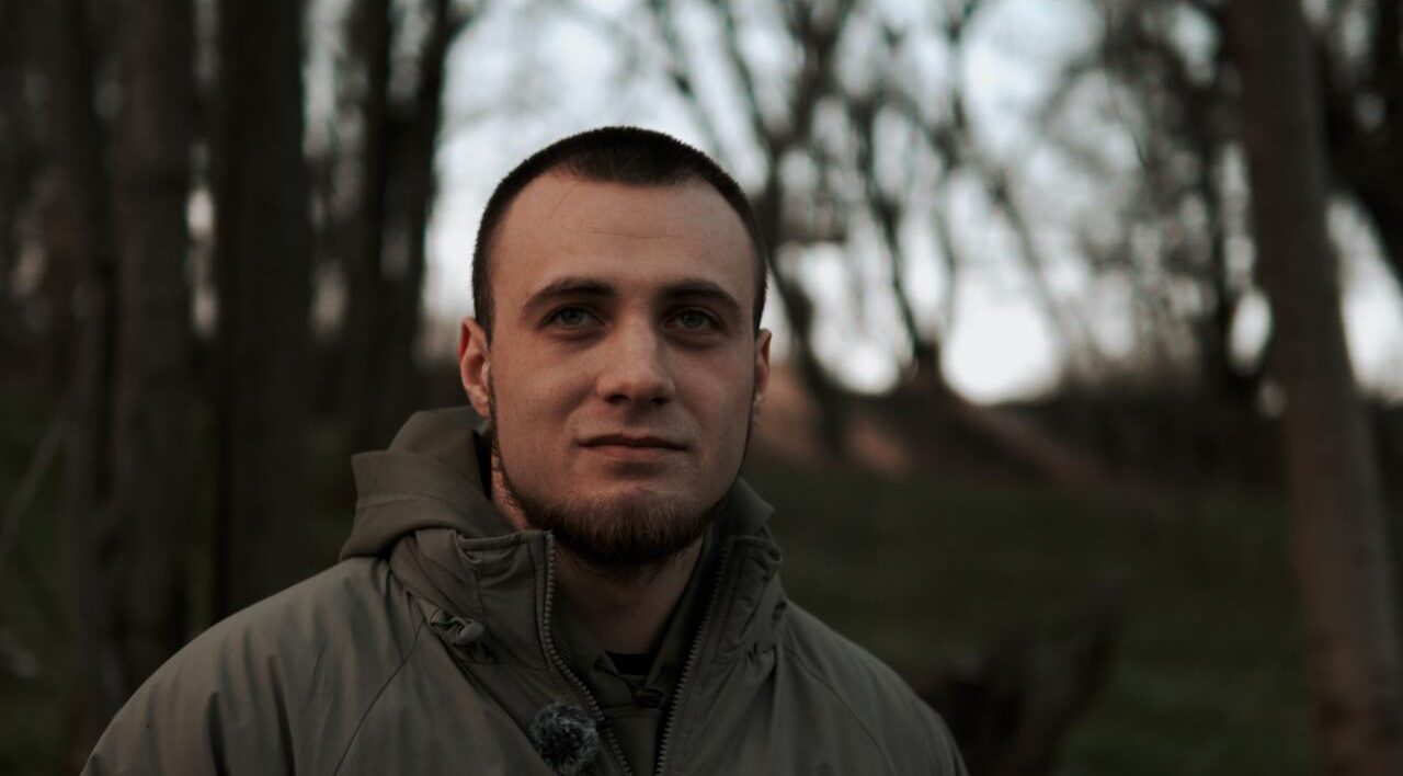 «Це було у Кринках»: історія скульптора Ярослава, який став морпіхом