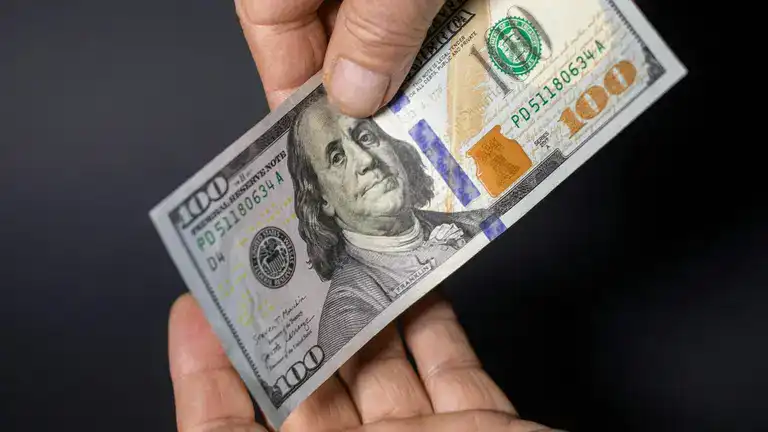 Офіційний курс долара вперше в історії перевищив 43 гривні