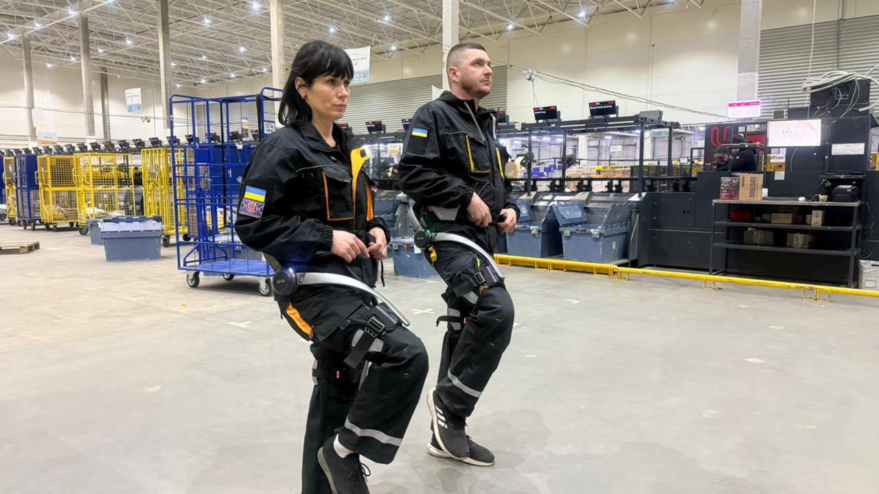 В «Укрпошті» тестують екзоскелети для працівників: навіщо потрібні