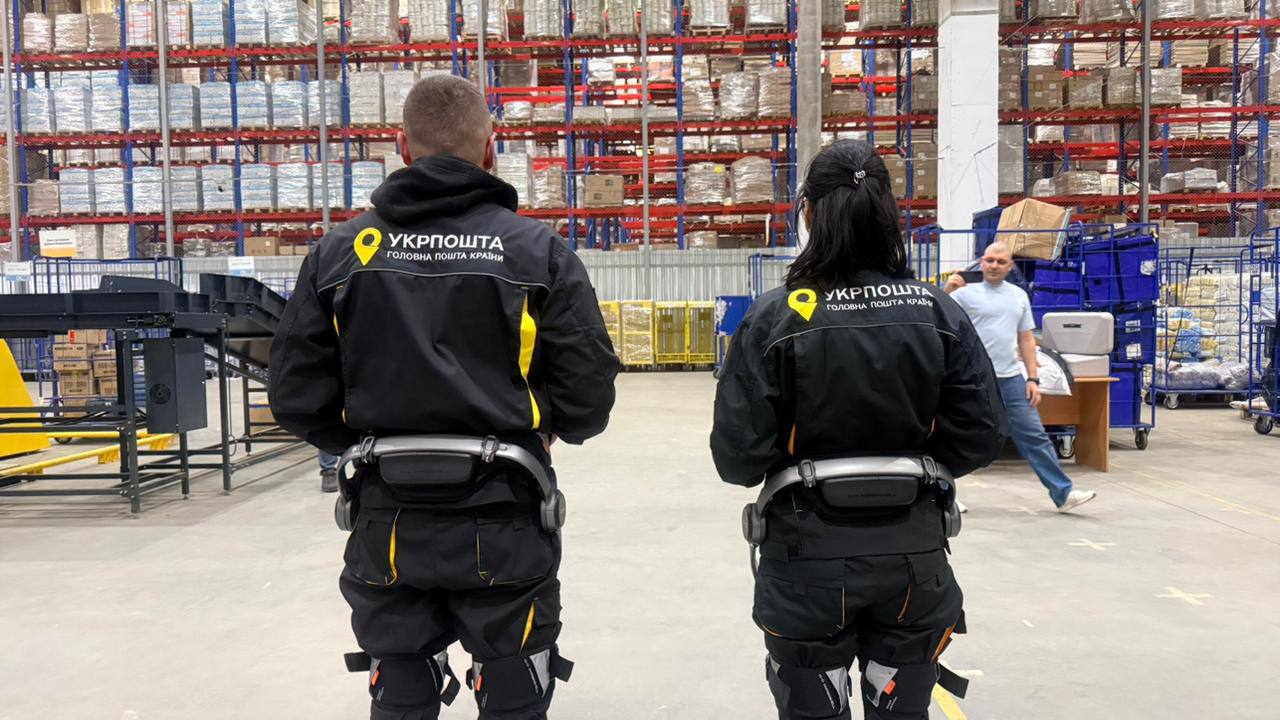 В «Укрпошті» тестують екзоскелети для працівників: навіщо потрібні
