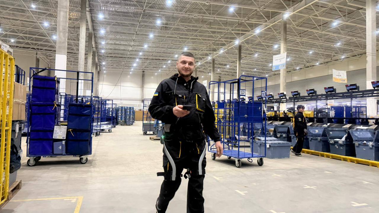 В «Укрпошті» тестують екзоскелети для працівників: навіщо потрібні