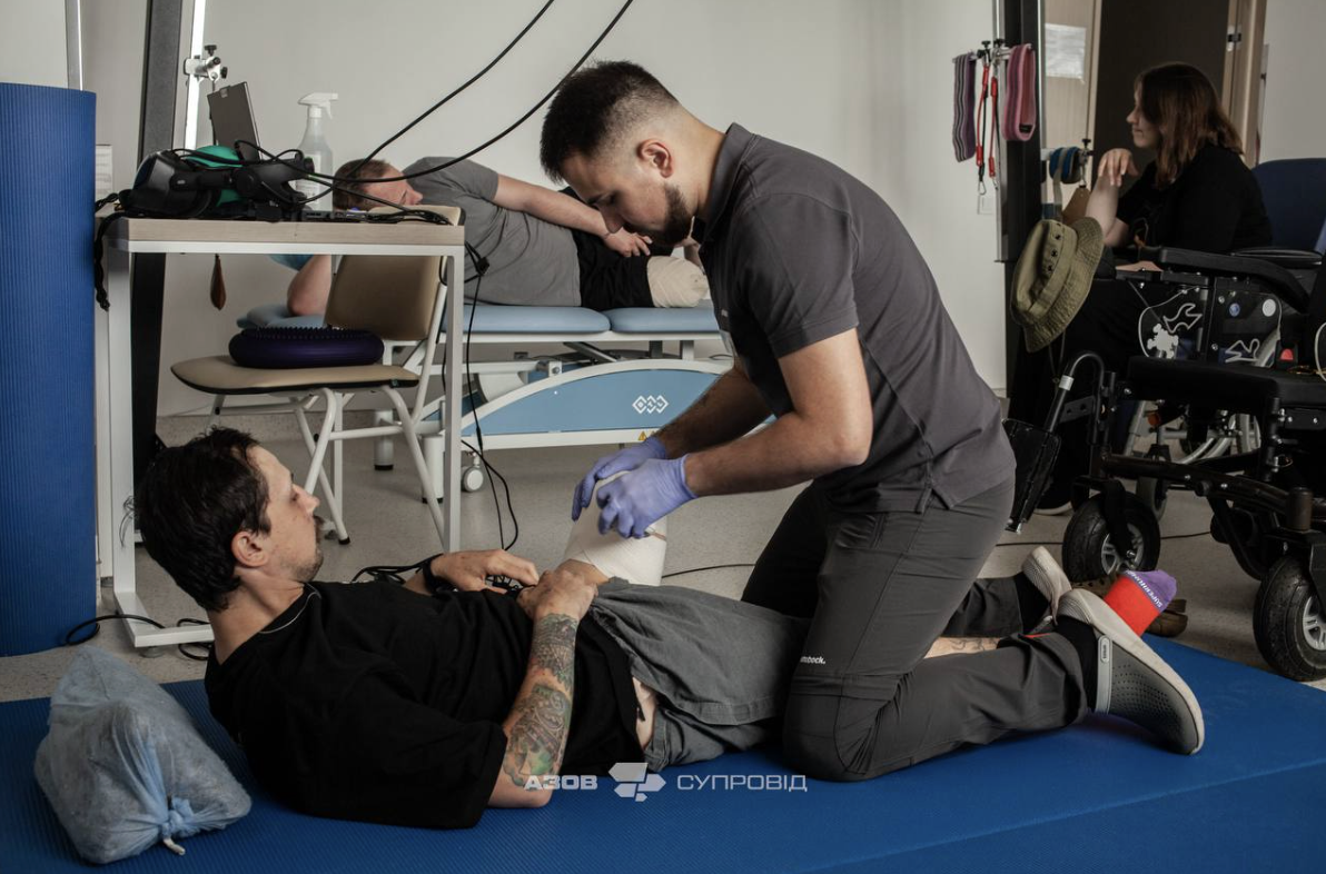 Після фронту: як служба супроводу «Азову» допомагає бійцям повертатися до життя