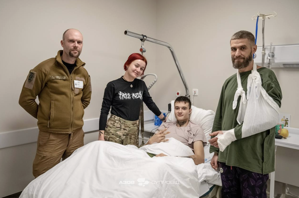 Після фронту: як служба супроводу «Азову» допомагає бійцям повертатися до життя