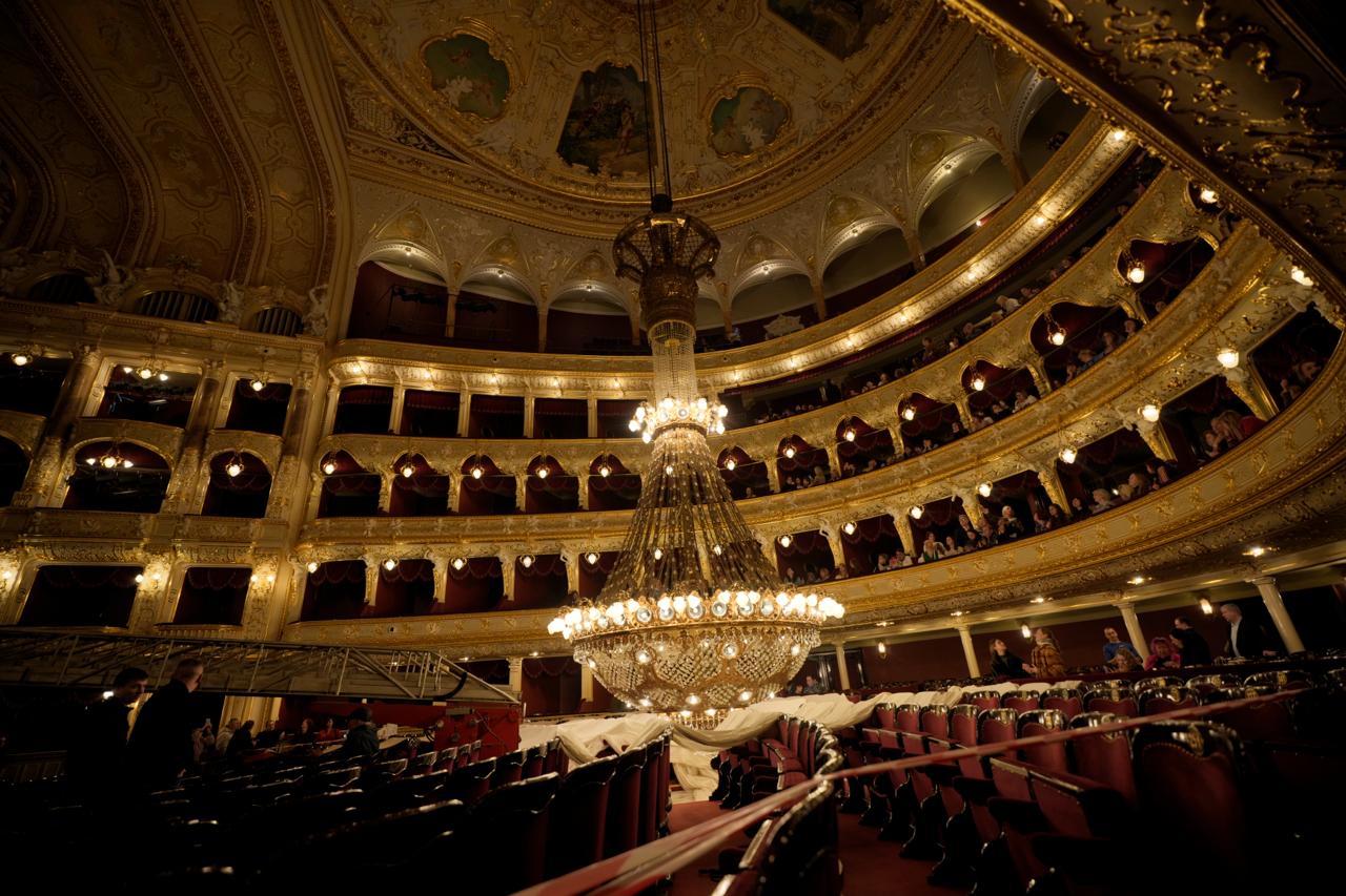 Легендарну люстру Одеської опери знову підняли під стелю