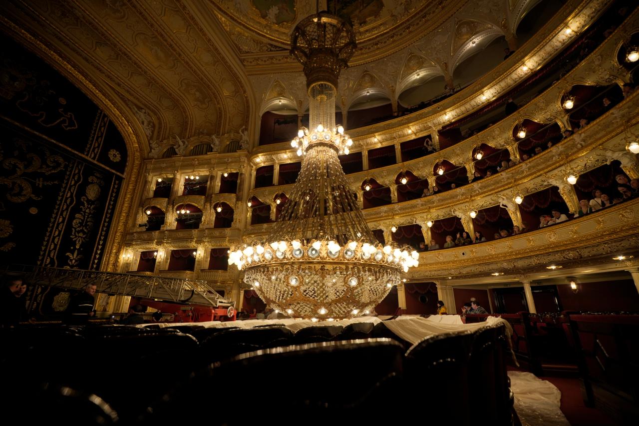 Легендарну люстру Одеської опери знову підняли під стелю