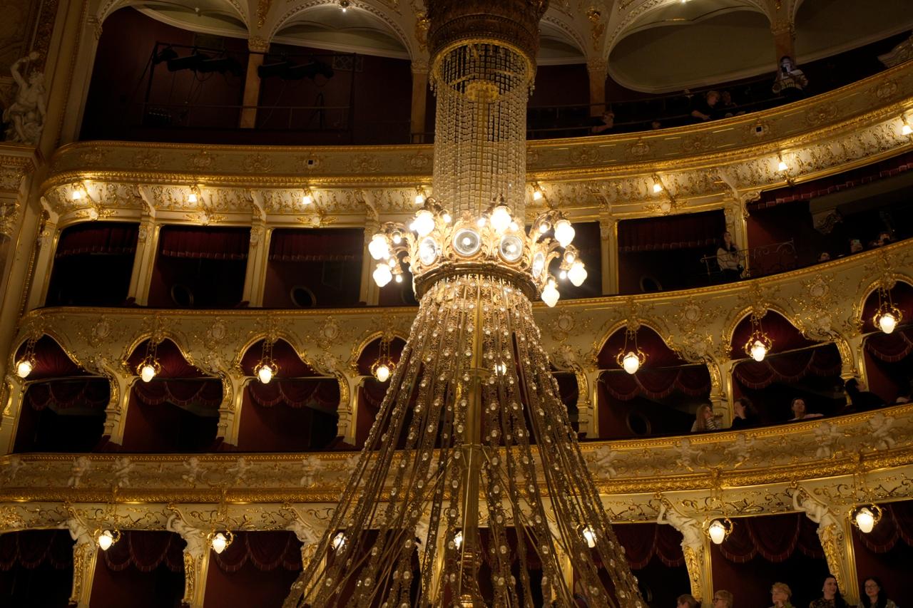 Легендарну люстру Одеської опери знову підняли під стелю