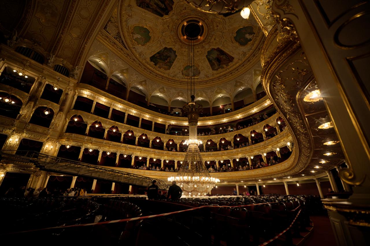 Легендарну люстру Одеської опери знову підняли під стелю