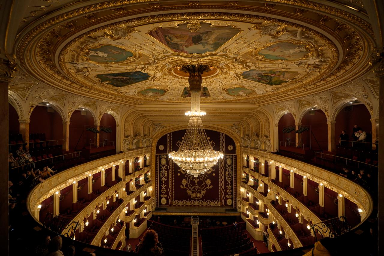 Легендарну люстру Одеської опери знову підняли під стелю