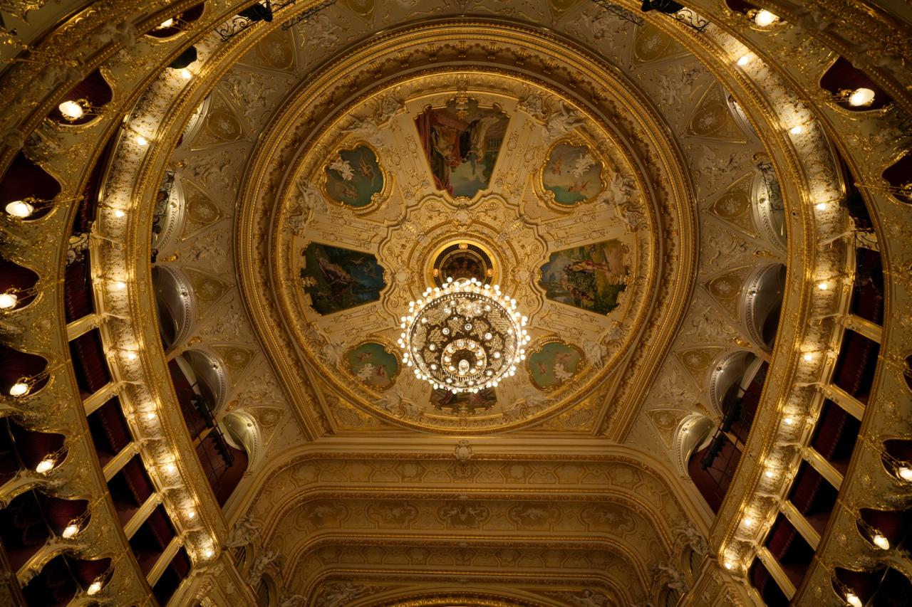 Легендарну люстру Одеської опери знову підняли під стелю