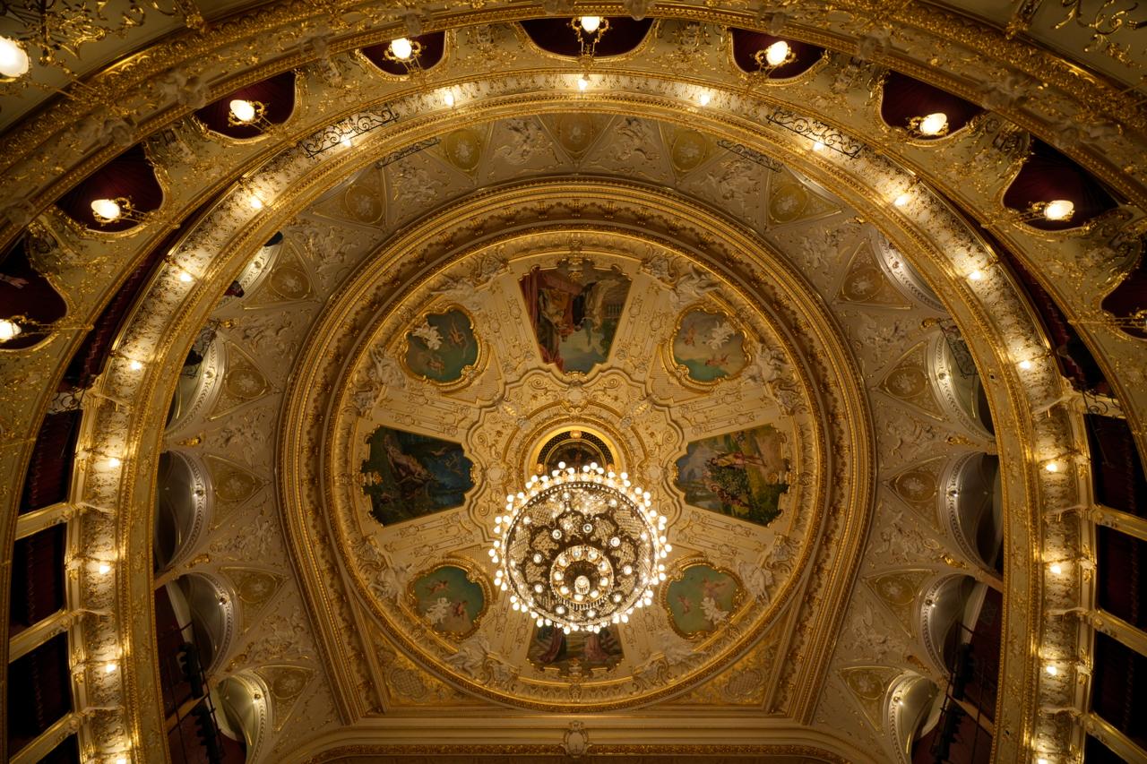 Легендарну люстру Одеської опери знову підняли під стелю