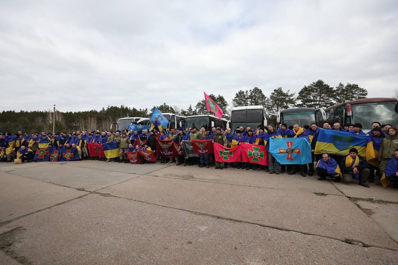 Україна повернула з російського полону 300 військових і двох цивільних