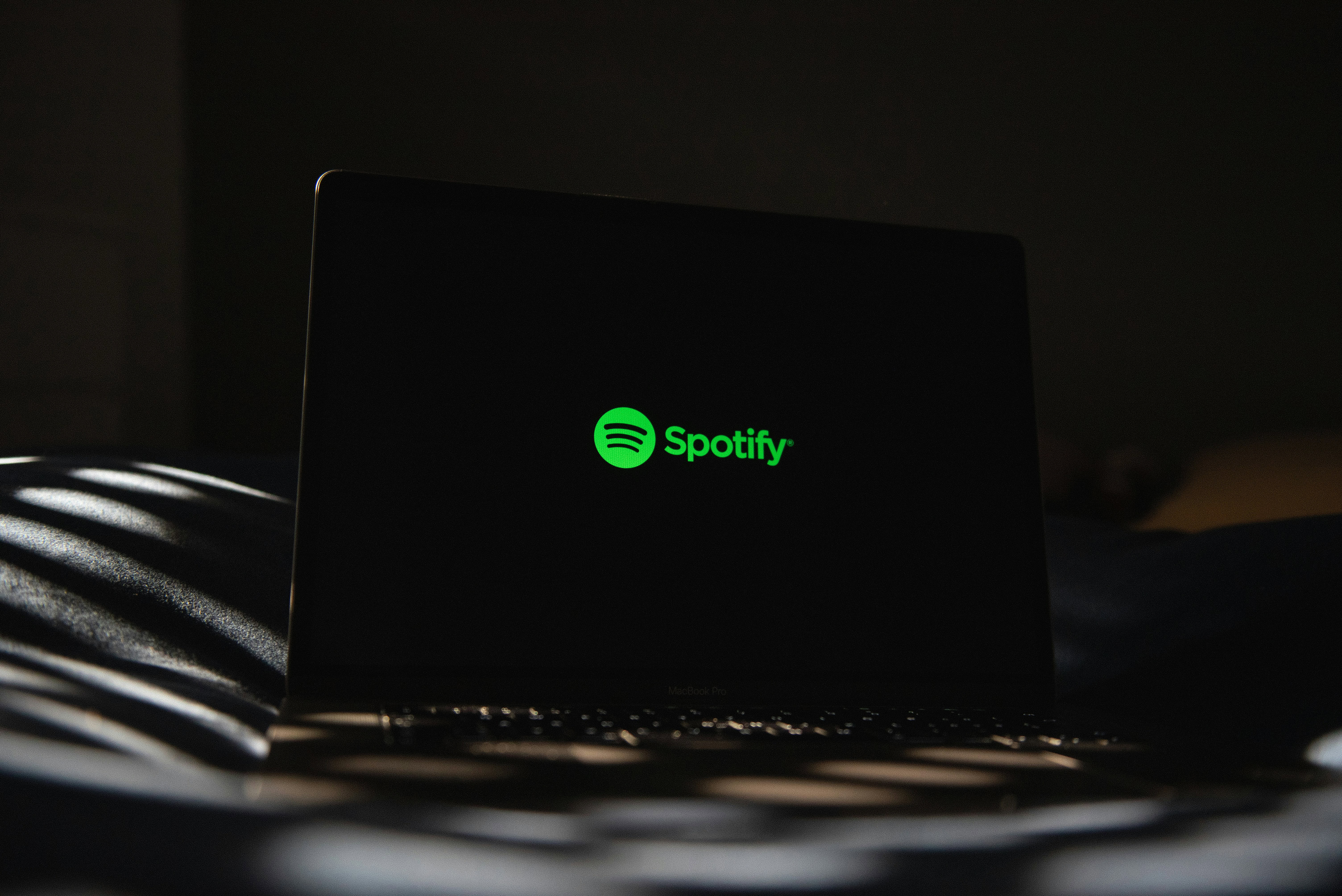 Spotify видалив понад 13% українських ШІ-релізів: що показує статистика NUAM